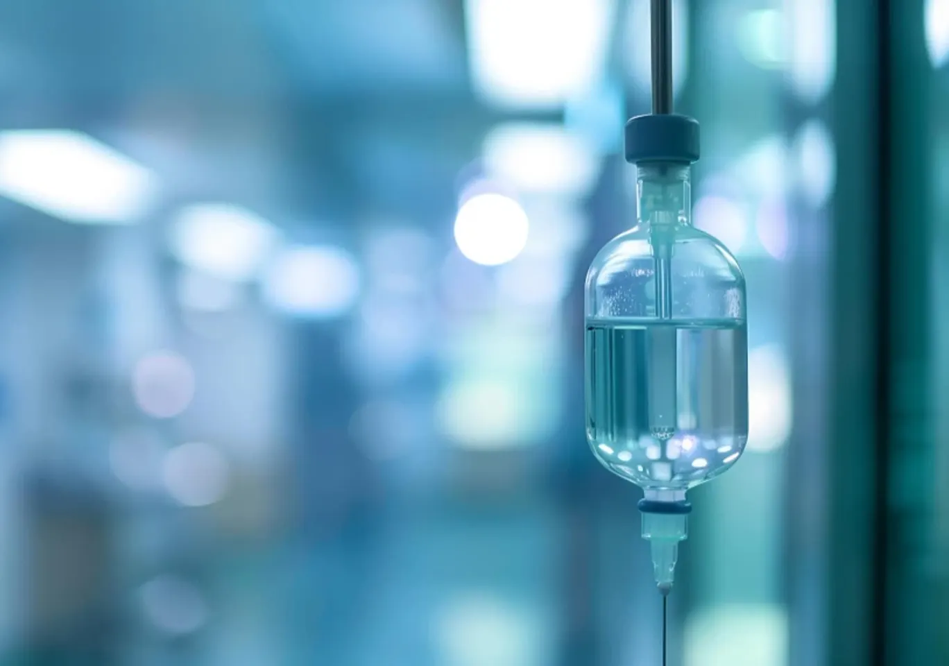Detoks alkoholowy Żary: butelka infuzyjna zawieszona w gabinecie
