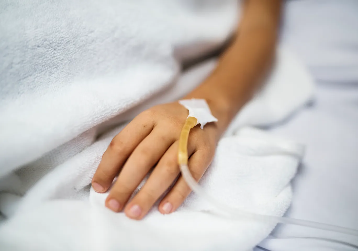 Kroplówki witaminowe Świebodzin: dłoń pacjenta z założonym wenflonem