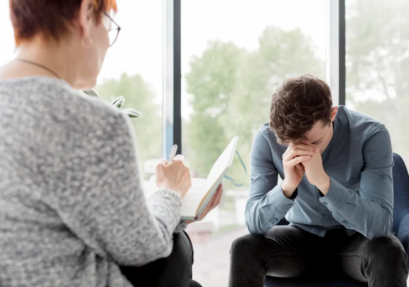 Leczenie uzależnień Zielona Góra: konsultacja u terapeuty przy oknie