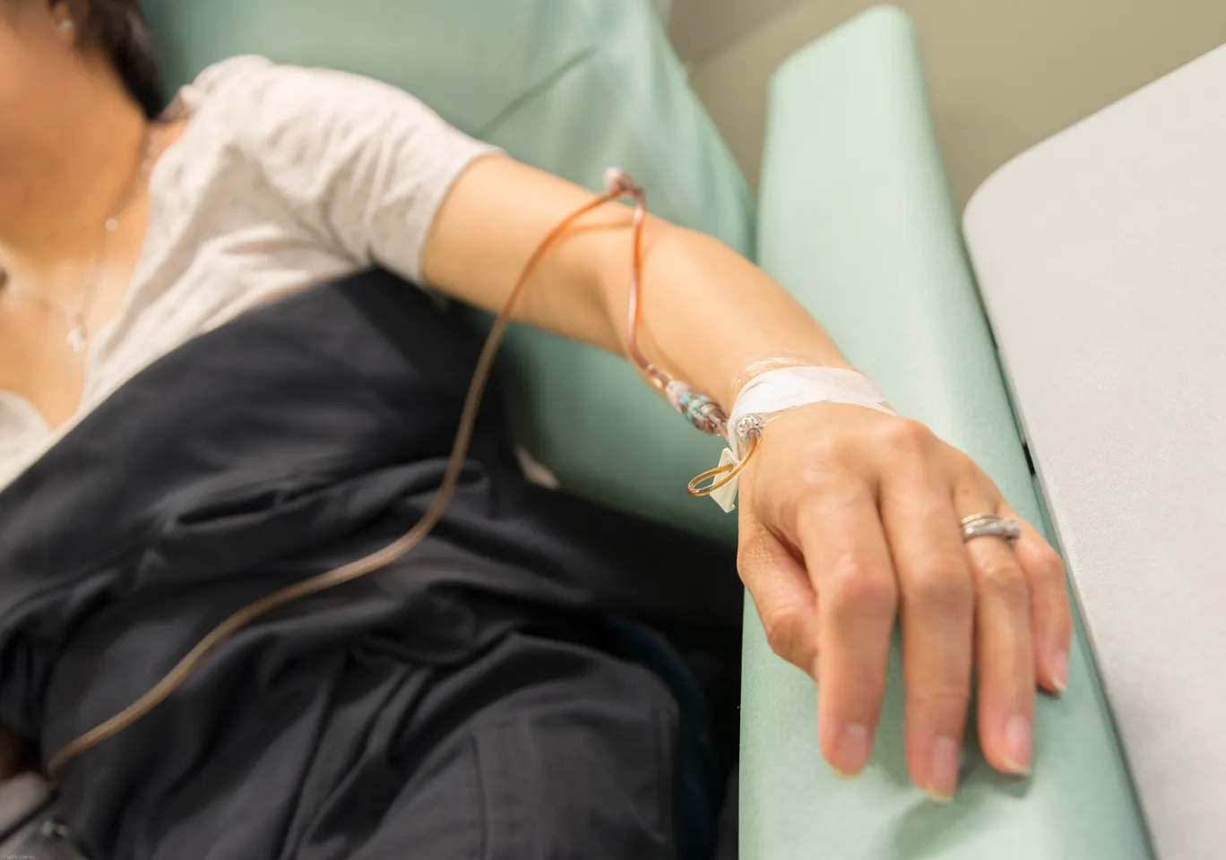 Kroplówki witaminowe Żary: ręka z podłączoną linią infuzyjną w trakcie zabiegu