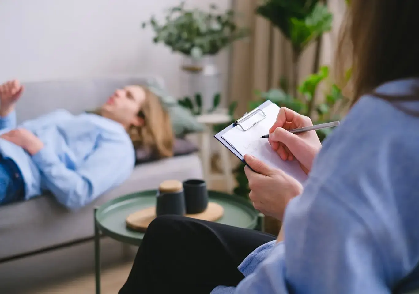 Terapia uzależnień Zielona Góra: sesja terapeutyczna na kozetce